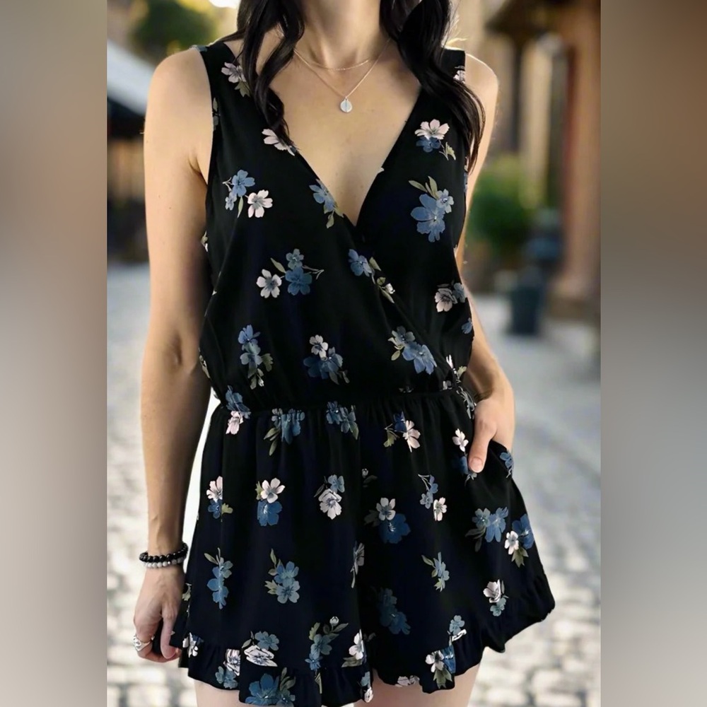 Saltwater LUXE Black Floral V-Neck Woman’s Romper Size M